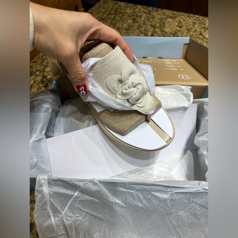 Lifestride/ Bzees Beige Floral Sandals